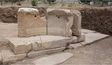 Ανακαλύφθηκε εντυπωσιακός μαρμάρινος λέοντας με πλούσια κόμη στους Φιλίππους (φώτο)