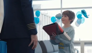 Τύχη «βουνό» για 7χρονο αγόρι στις ΗΠΑ: Υπάλληλοι αεροπορικής εταιρείας του έδωσαν 15.000 κάρτες Pokemon (βίντεο)