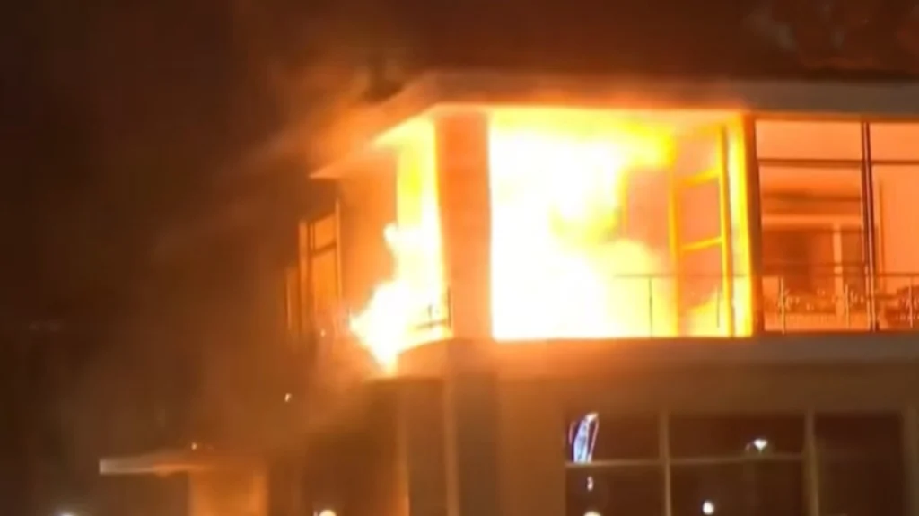 Αλβανία: Φωτιά στην πρώην έπαυλη του Χότζα κατά τη διάρκεια επεισοδίων στα Τίρανα (βίντεο)