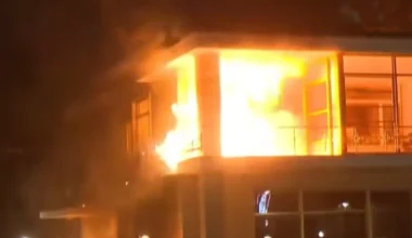 Αλβανία: Φωτιά στην πρώην έπαυλη του Χότζα κατά τη διάρκεια επεισοδίων στα Τίρανα (βίντεο)