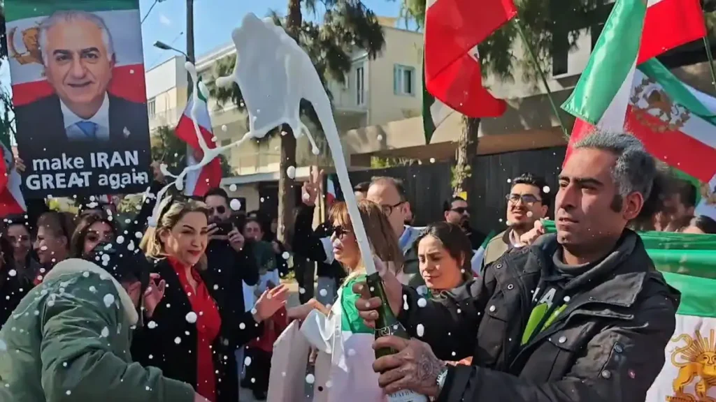 Iρανοί πανηγυρίζουν έξω από την πρεσβεία της χώρας τους στην Αθήνα για τον θάνατο του Α.Χαμενεΐ (φωτο)