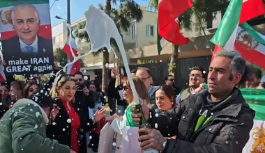 Iρανοί πανηγυρίζουν έξω από την πρεσβεία της χώρας τους στην Αθήνα για τον θάνατο του Α.Χαμενεΐ (φωτο)