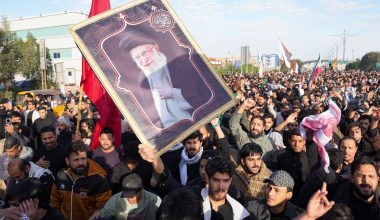 Θρήνος στο Ιράν για τον θάνατο του Αλί Χαμενεϊ: Πλήθος κόσμου διαδηλώνει στους δρόμους (βίντεο)