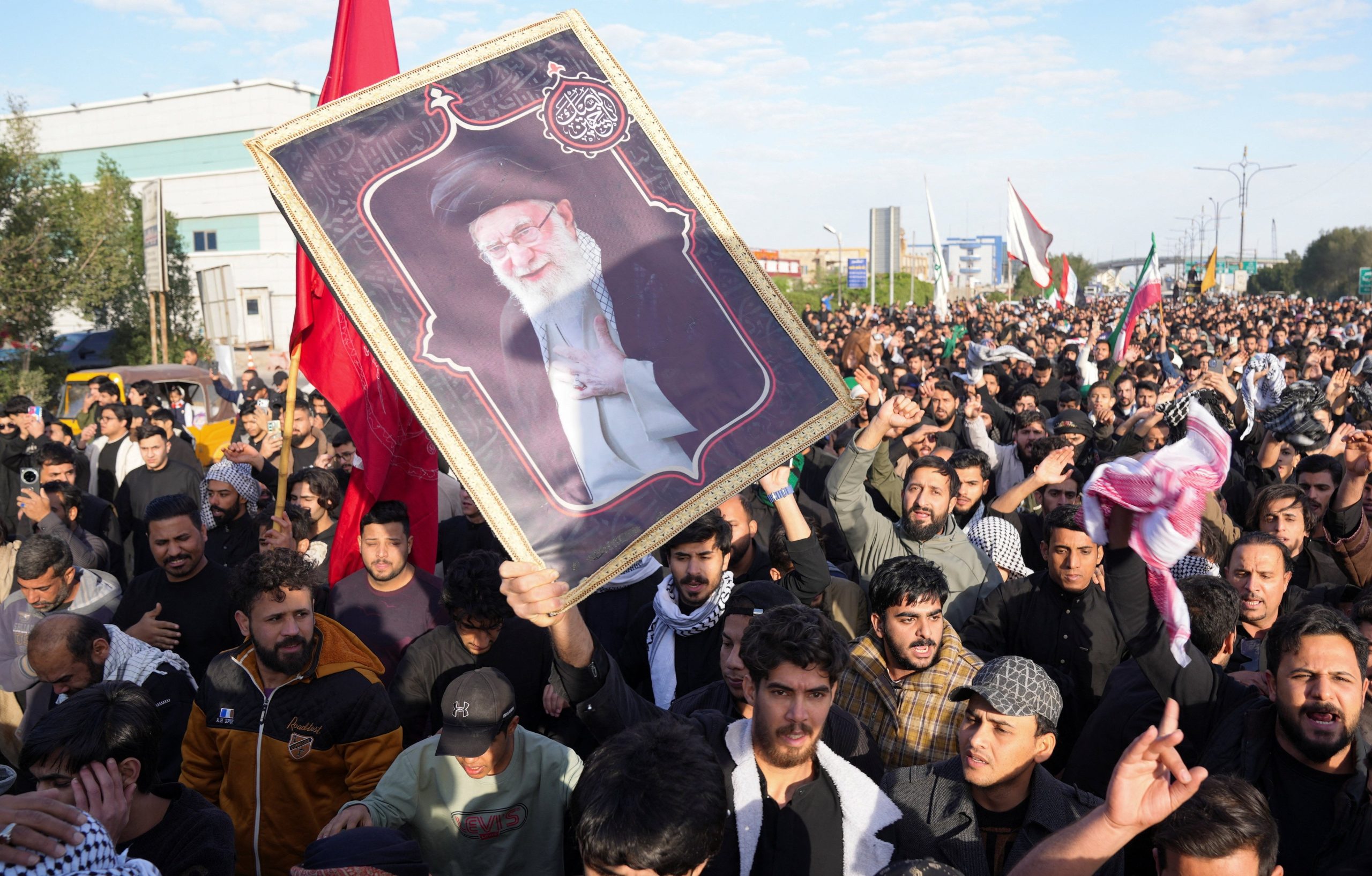 Θρήνος στο Ιράν για τον θάνατο του Αλί Χαμενεϊ: Κατά χιλιάδες οι Ιρανοί διαδηλώνουν και ζητούν εκδίκηση (βίντεο)
