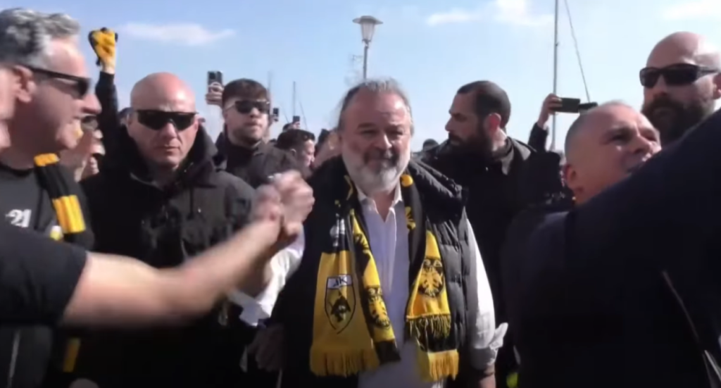 Φίλοι της ΑΕΚ αποθέωσαν τον Μάριο Ηλιόπουλο στον Βόλο (βίντεο)