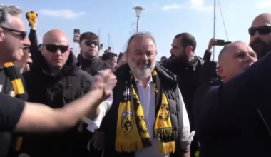Φίλοι της ΑΕΚ αποθέωσαν τον Μάριο Ηλιόπουλο στον Βόλο (βίντεο)