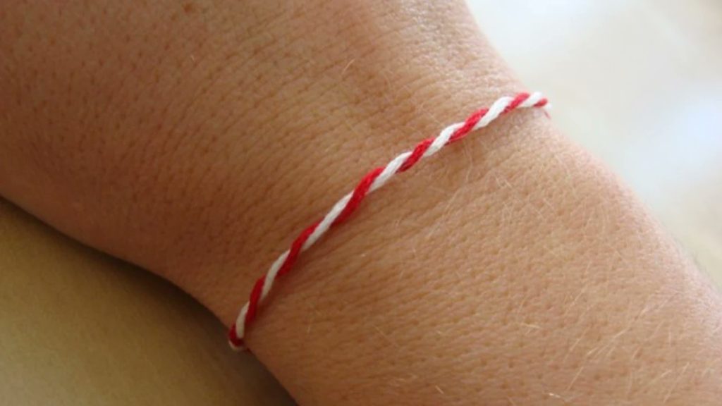 Τι είναι ο «Μάρτης»: Γιατί φοράμε το βραχιολάκι με την κόκκινη και άσπρη κλωστή – Τι συμβολίζει