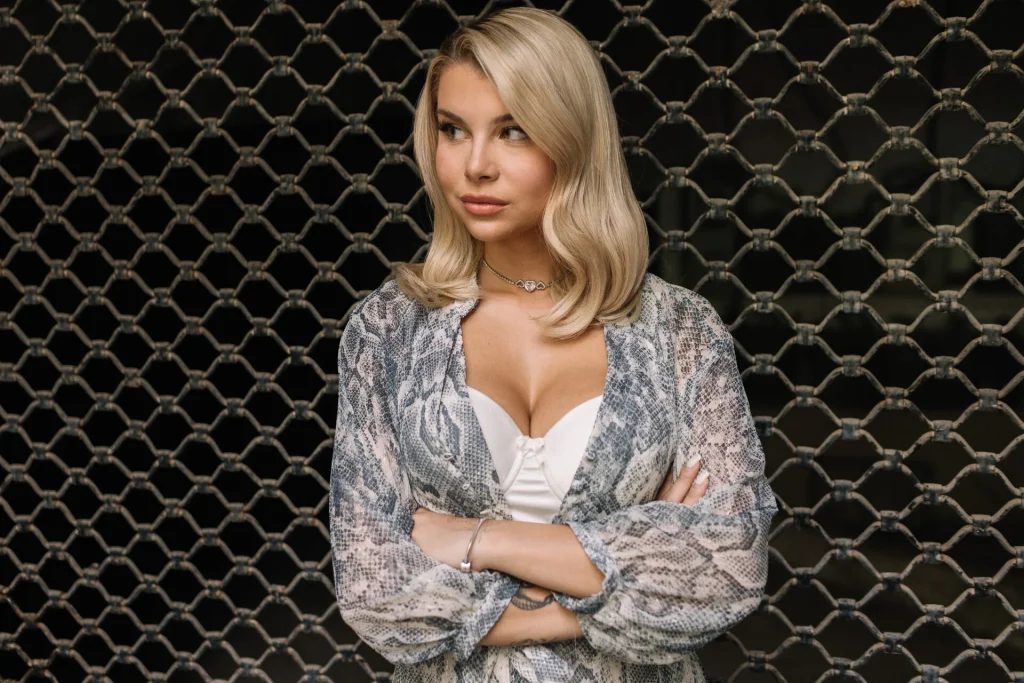 Modern Cinderella για το υψηλό εισόδημά της: «Πρέπει να πας στο τέρμα και η δουλειά θα σε ανταμείψει»