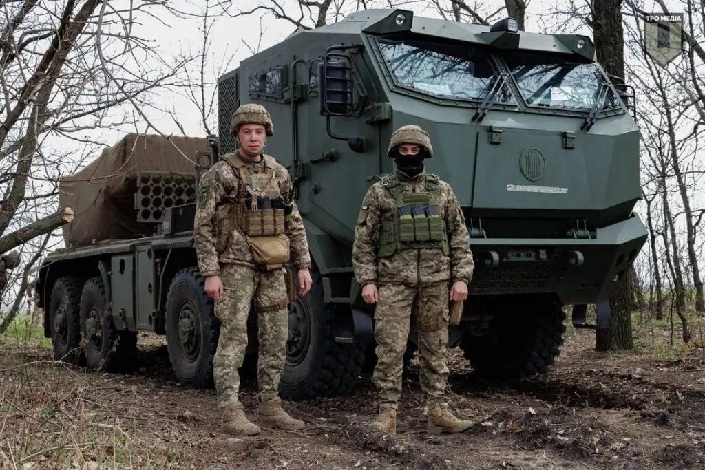 Με χειρουργική ακρίβεια οι Ρώσοι κατέστρεψαν ολοσχερώς έναν MLRS “Vampire” και εξόντωσαν 4 Ουκρανούς (βίντεο)