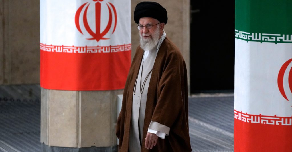 Η πορεία του Αγιατολάχ Αλί Χαμενεΐ: Από το φτωχό παιδί με ψωμί και σταφίδες μέχρι την 40ετή ανάληψη της εξουσίας