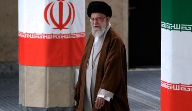 Η πορεία του Αγιατολάχ Αλί Χαμενεΐ: Από το φτωχό παιδί με ψωμί και σταφίδες μέχρι την 40ετή ανάληψη της εξουσίας