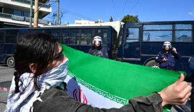 Διαδήλωση υπέρ του Ιράν έξω από την αμερικανική πρεσβεία – Δείτε φωτογραφίες