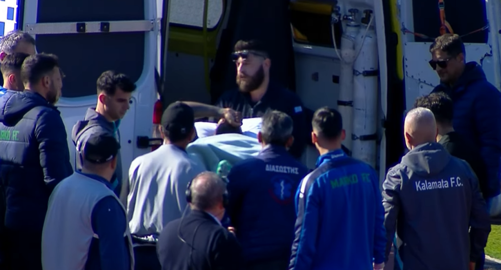 Σοκαριστικός τραυματισμός του Σεμπά στον αγώνα Καλαμάτα – Μαρκό: Αποχώρησε με ασθενοφόρο (βίντεο)