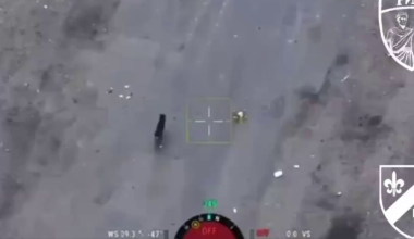 Ζαπορίζια: Σκυλί πλησιάζει drone που βρισκόταν στο έδαφος και το… ουρεί «επιδεικτικά» (βίντεο)