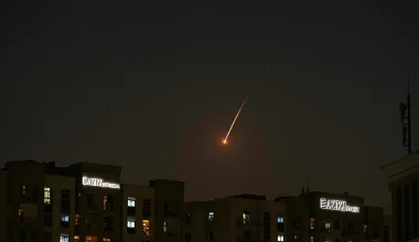 Θρίλερ για Ροδίτες εκδρομείς : Αποκλεισμένοι στο Άμπου Ντάμπι – «Περνάνε συνεχώς από πάνω μας drones και πύραυλοι»