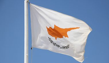 Κύπρος: «Κι οι δύο επιθέσεις είχαν ως στόχο τις Βρετανικές Βάσεις στο Ακρωτήρι» λέει ο κυβερνητικός εκπρόσωπος