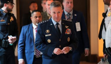 Αρχηγός ενόπλων δυνάμεων των ΗΠΑ: «Τις επόμενες μέρες θα φτάσουν επιπλέον μαχητικά στη Μέση Ανατολή»