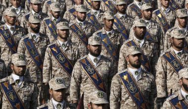 Το Ιράν απειλεί «να πυρπολήσει οποιοδήποτε πλοίο επιχειρήσει να διασχίσει τα Στενά του Ορμούζ»