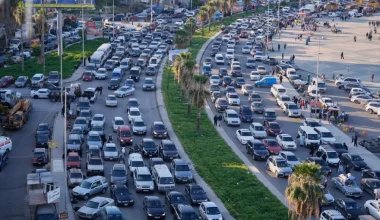 Κάτοικοι εγκαταλείπουν εσπευσμένα τα σπίτια τους στο νότιο Λίβανο μετά τις ισραηλινές αεροπορικές επιδρομές