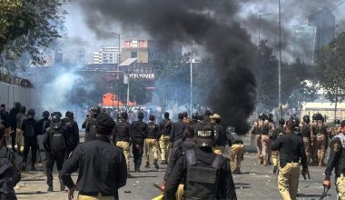 Εικόνες πολέμου και στο Πακιστάν: Τουλάχιστον 17 νεκροί σε διαδηλώσεις για τον θάνατο του Αλί Χαμενεΐ (βίντεο)