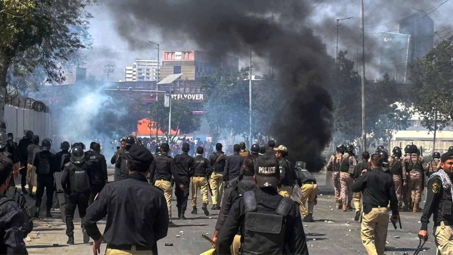 Εικόνες πολέμου και στο Πακιστάν: Τουλάχιστον 17 νεκροί σε διαδηλώσεις για τον θάνατο του Αλί Χαμενεΐ (βίντεο)