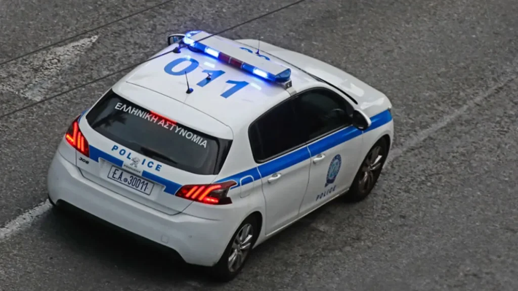 Χειροπέδες σε 17χρονο που είχε κλέψει σωρεία επιχειρήσεων και οχημάτων στην Ναυπακτία