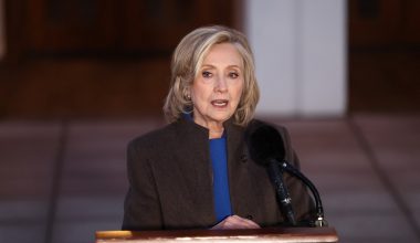 Χίλαρι Κλίντον για Επστάιν: «Τελείωσα με αυτό» – Χτύπησε το χέρι στο τραπέζι και σηκώθηκε να φύγει (βίντεο)