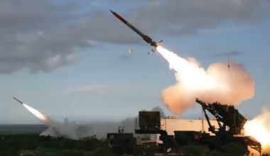 Το Ιράν κτυπά ΗΑΕ και Κατάρ – Οι αντιαεροπορικές άμυνες των κρατών του Κόλπου αναχαιτίζουν ιρανικά  βλήματα