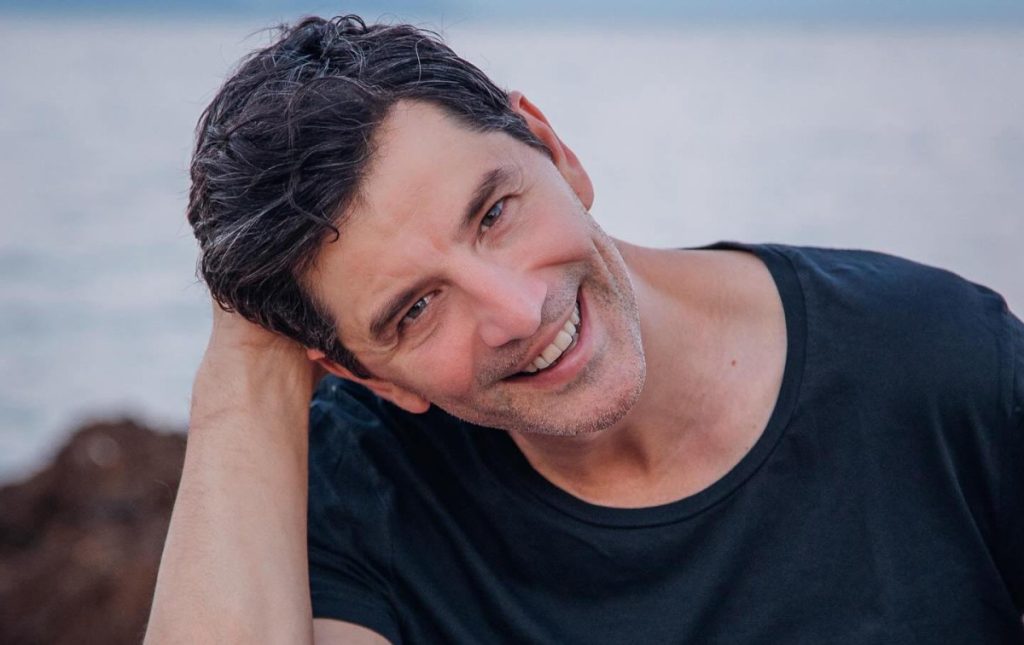 «Πήρε τα βουνά» ο Σάκης Ρουβάς: Εκδρομή στα χιόνια για σκι (φώτο-βίντεο)