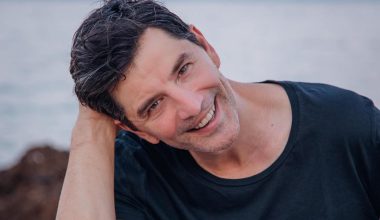 «Πήρε τα βουνά» ο Σάκης Ρουβάς: Εκδρομή στο βουνό για σκι (φώτο-βίντεο)