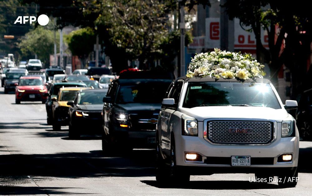 Με χρυσό φέρετρο, φορτηγά γεμάτα λουλούδια και τεθωρακισμένα η κηδεία του «Ελ Μέντσο» στο Μεξικό (φώτο)