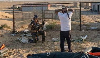 Βίντεο: Η στιγμή που κάτοικοι του Κουβέιτ απειλούν να λιντσάρουν Αμερικανό πιλότο που είχε καταρριφθεί!