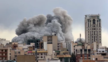 Tεχεράνη: ΗΠΑ-Ισραήλ πλήττουν την περιοχή του παλιού ιρανικού κοινοβουλίου