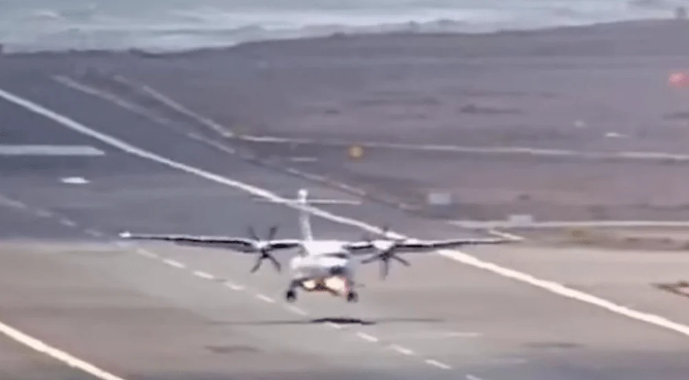Τρόμος στην Ισπανία: Πιλότος αναγκάστηκε να ακυρώσει την προσγείωση λίγο πριν «πατήσει» τον αεροδιάδρομο (βίντεο)