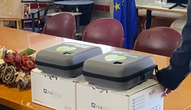 Βόλος: Έχασε το γιο της από ανακοπή – Στη μνήμη του, δώρισε απινιδωτές σε δύο σχολεία που εκείνος είχε φοιτήσει