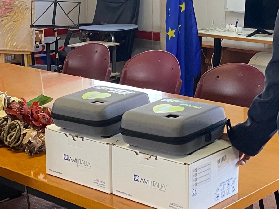 Βόλος: Έχασε το γιο της από ανακοπή – Στη μνήμη του, δώρισε απινιδωτές σε δύο σχολεία που εκείνος είχε φοιτήσει