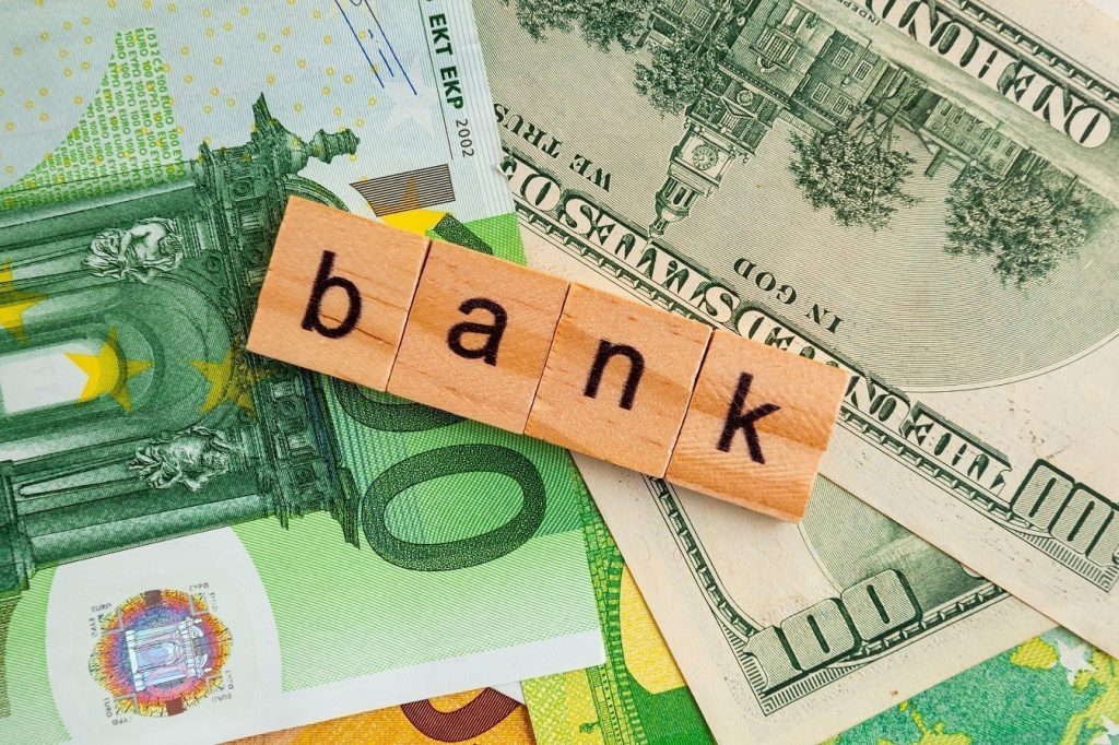 Μηδενικά επιτόκια στις καταθέσεις των πολιτών αλλά «τρελά» κέρδη από τον δανεισμό του κράτους με τα χρήματά τους!