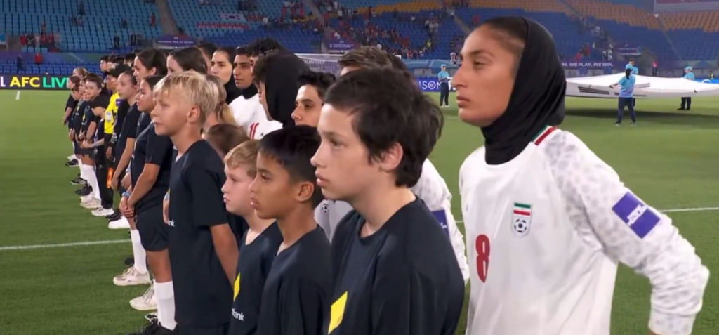 Γυναικείο ποδόσφαιρο: H εθνική ομάδα του Ιράν αρνήθηκε να τραγουδίσει τον ύμνο της χώρα τους (βίντεο)