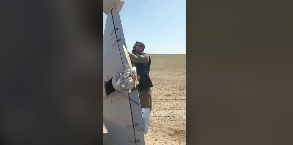 Φιλοϊρανοί Ιρακινοί κοιτούν αποσβολωμένοι το αμερικανικό drone «Lucas» που έπεσε άθικτο στα χέρια τους (βίντεο)