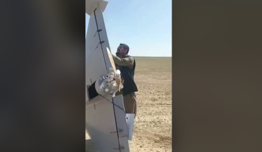 Ιρακινοί κοιτούν αποσβολωμένοι το αμερικανικό drone «Lucas» που εντόπισαν (βίντεο)