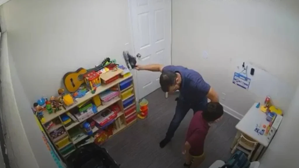 Φλόριντα: H στιγμή που λογοθεραπευτής δέρνει άγρια αυτιστικό παιδί με παπούτσι! (βίντεο)