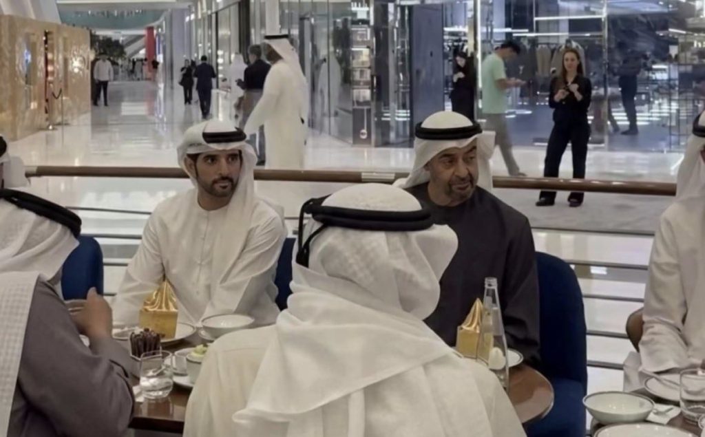 Για καφέ ο πρόεδρος των ΗΑΕ και ο πρίγκιπας του Ντουμπάι ενώ ιρανικά drones χτυπούσαν στόχους! – Δείτε βίντεο