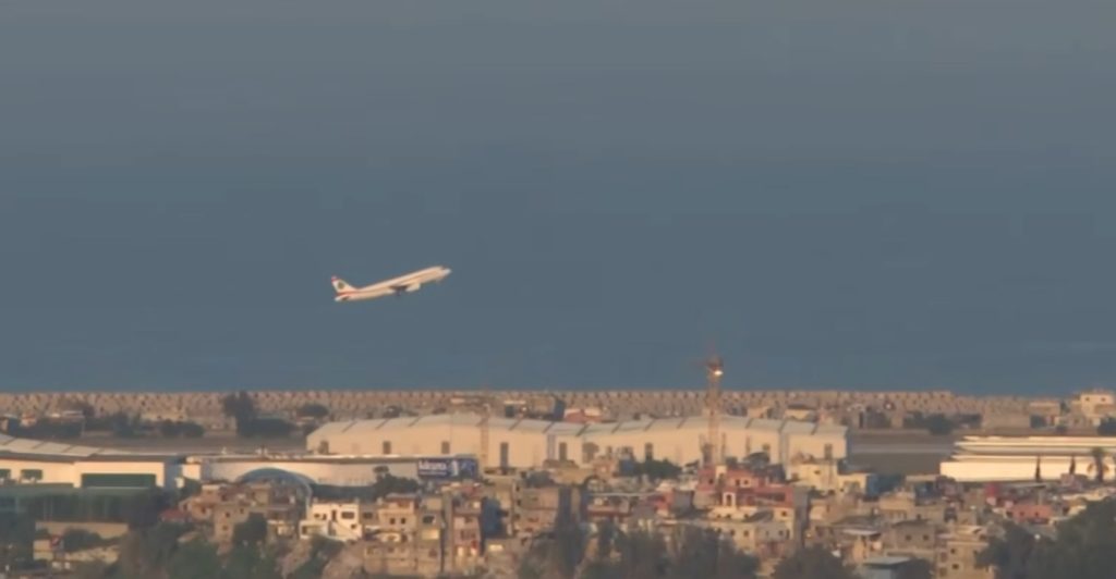 Συγκλονιστικά πλάνα: Επιβατικό αεροπλάνο απογειώνεται παρά τις εκρήξεις και τους καπνούς στην Βηρυτό – Δείτε βίντεο