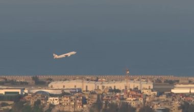 Συγκλονιστικά πλάνα: Επιβατικό αεροπλάνο απογειώνεται παρά τις εκρήξεις και τους καπνούς στην Βηρυτό – Δείτε βίντεο