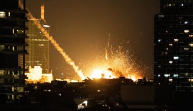 Βίντεο: Εικόνες «Αποκάλυψης» από το Τελ Αβίβ – Ιρανικός πύραυλος ανατινάζει κτίριο