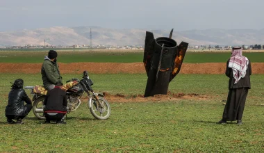 Συρία: Πύραυλος καρφώθηκε στο έδαφος χωρίς να εκραγεί και οι κάτοικοι έτρεξαν…για «αναμνηστικές» (φώτο)