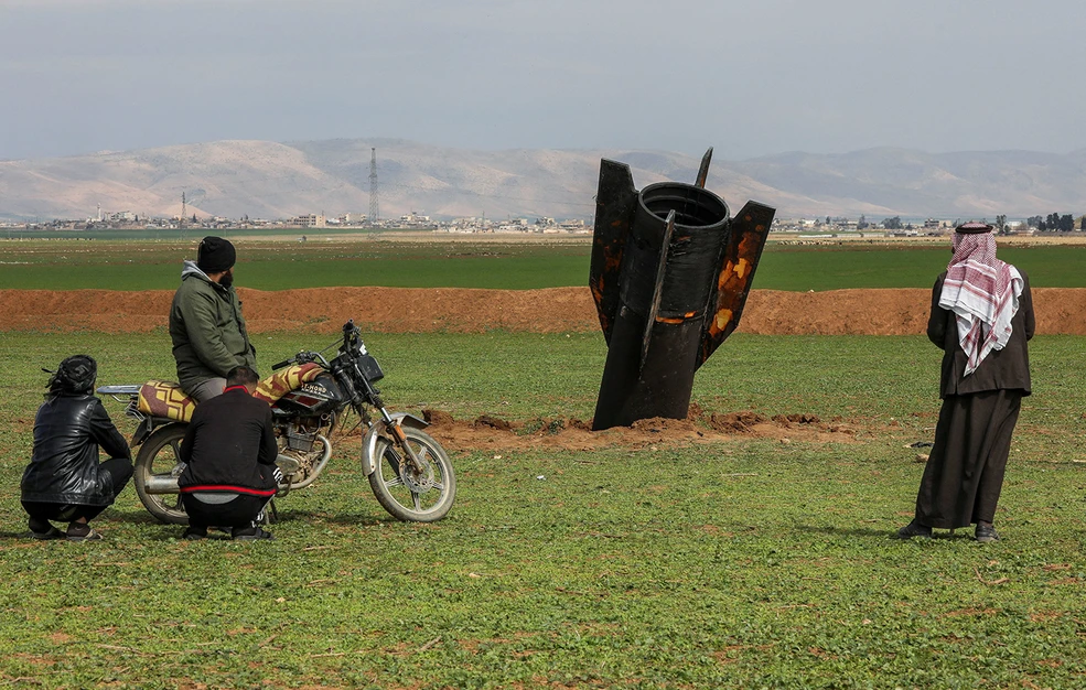 Συρία: Πύραυλος καρφώθηκε στο έδαφος χωρίς να εκραγεί και οι κάτοικοι έτρεξαν…για «αναμνηστικές» (φώτο)