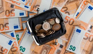 Ξεκίνησε η καταβολή αναδρομικών από 400 έως και 12.500 ευρώ: Ποιοι οι δικαιούχοι συνταξιούχοι