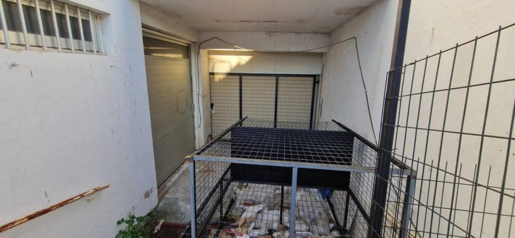 Κύπρος: Ανεπάρκεια στα καταφύγια – Έχουν «καταληφθεί» από πάρκινγκ για ποδήλατα και αποθήκες