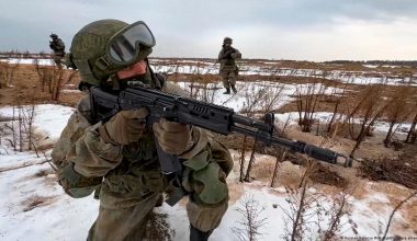 Οι δυνάμεις της Μόσχας κατέλαβαν την Ριζντβιάνοα και ύψωσαν την ρωσική σημαία – Δείτε φωτογραφίες